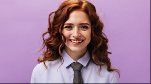 O cabelo ruivo, para se manter saudável, precisa de cuidados especiais (Imagem: Look Studio | Shutterstock)