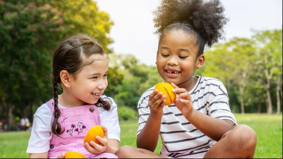 A alimentação infantil deve ser equilibrada e saudável (Imagem: chingyunsong | Shutterstock)