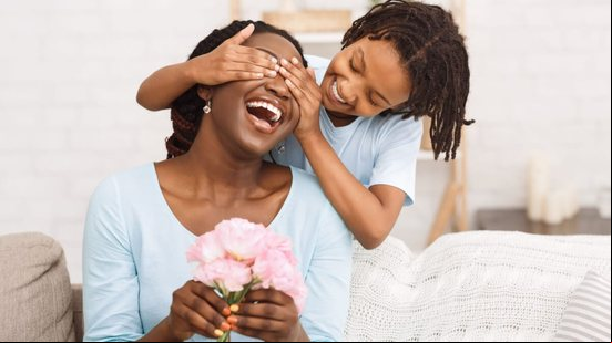 Características de cada signo ajudam a escolher o presente ideal para o Dia das Mães (Imagem: Prostock-studio | Shutterstock)