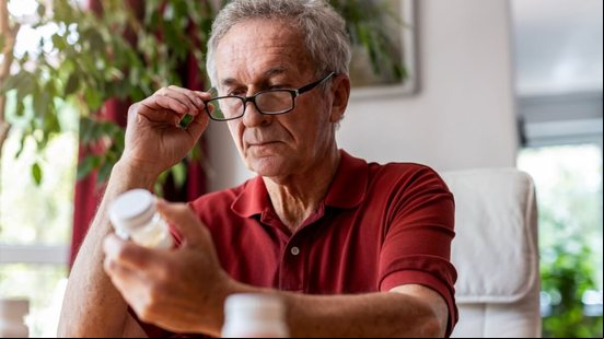 A polifarmácia pode comprometer a saúde e a qualidade de vida de pessoas idosas (Imagem: pikselstock | Shutterstock)