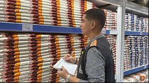 Pesquisador levanta preços em supermercado de Maceió. | Foto: Ascom Procon