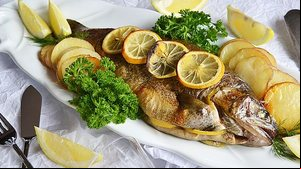 Truta assada com endro e com limão-siciliano servida com batatas. | Folhapress