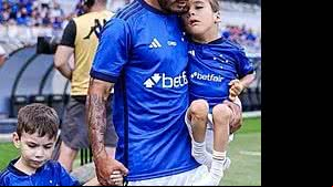 William com os filhos Pedrinho, no colo, e Noah | Divulgação / Cruzeiro