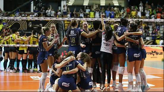 Jogadoras do Gerdau Minas comemoram o título de Campeã da Superliga Bet7K de Vôlei Feminino no Ginásio Geraldão em Recife (PE), neste domingo (21) | ESTADÃO CONTEÚDO