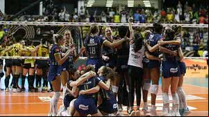 Jogadoras do Gerdau Minas comemoram o título de Campeã da Superliga Bet7K de Vôlei Feminino no Ginásio Geraldão em Recife (PE), neste domingo (21) | ESTADÃO CONTEÚDO