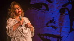 A cantora Angela Maria no palco do Sesc Santana, em 2016 | Marcus Leoni/Folhapress