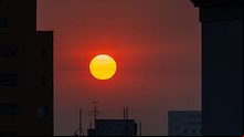 Pôr do sol em São Paulo. Poluição na cidade de São Paulo deixa o ar carregado. Com previsão de até 39°C de temperatura e alerta de perigo por causa de onda de calor, foi prorrogado ao menos até sábado (14) o aviso de risco elevado para incêndio | Danilo V…