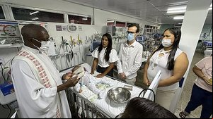 A cerimônia foi organizada com ajuda dos servidores da unidade, comovidos pelo amor, gana e dedicação da mãe | Foto: Thallysson Alves / Ascom HGE