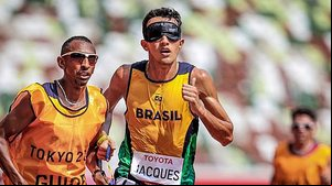 corre durante prova dos 5.000m nos Jogos de Tóquio | Foto Wander RobertoB