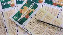 A quina teve 43 apostas ganhadoras e cada uma vai receber R$ 74.103,86. Já a quadra registrou 3.574 ganhadores, com prêmio de R$ 1.273,66 para cada | Rafa Neddermeyer / Agência Brasil