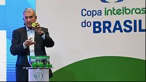 - O ex-técnico Carlos Alberto Parreira participa do sorteio dos mandos de campo dos confrontos das semifinais da Copa do Brasil de Futebol 2022, na sede da CBF, no Rio de Janeiro | Foto: Gabriel Bastos Mello/Onzex Press e Imagens/Folhapress