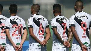 Na volta para o segundo tempo, os jogadores vestiram camisas com o nome dos seus pais ou de figuras paternas e a logomarca do projeto Minha Origem, Nossa História, da Defensoria Pública | Foto: Daniel RAMALHO/CRVG