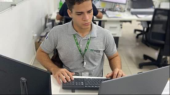 Jovens serão contratados pelo regime CLT, com benefícios previstos no programa, como vale alimentação e transporte | Foto: Divulgação