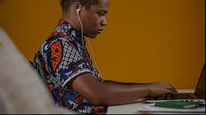 O publicitário Kelvin Alves, 23, na agência F.biz, zona oeste de SP. | Bruno Santos/Folhapress
