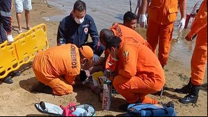Bombeiros prestam os primeiros socorros à vítima de afogamento em Penedo | Ascom Corpo de Bombeiros
