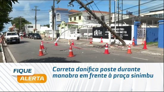 Carreta danifica poste durante manobra em frente à praça sinimbu