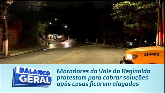 Moradores do Vale do Reginaldo protestam para cobrar soluções após casas ficarem alagadas