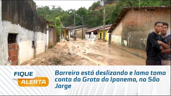 Barreira está deslizando e lama toma conta da Grota do Ipanema, no São Jorge