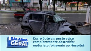 Carro bate em poste e fica completamente destruído; motorista foi levado ao Hospital