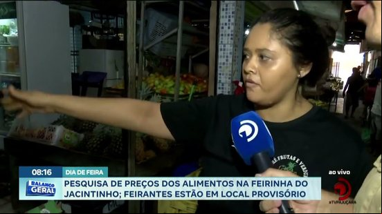 Pesquisa de preços dos alimentos na feirinha do Jacintinho; feirantes estão em local provisório