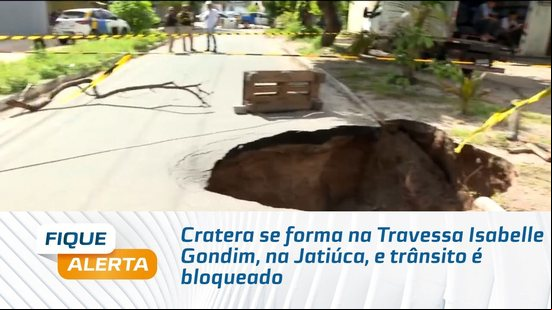 Cratera se forma na Travessa Isabelle Gondim, na Jatiúca, e trânsito é bloqueado
